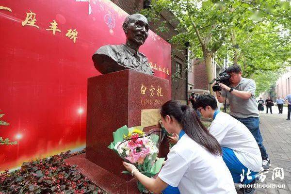 白方礼铜像在天津耀华中学落成