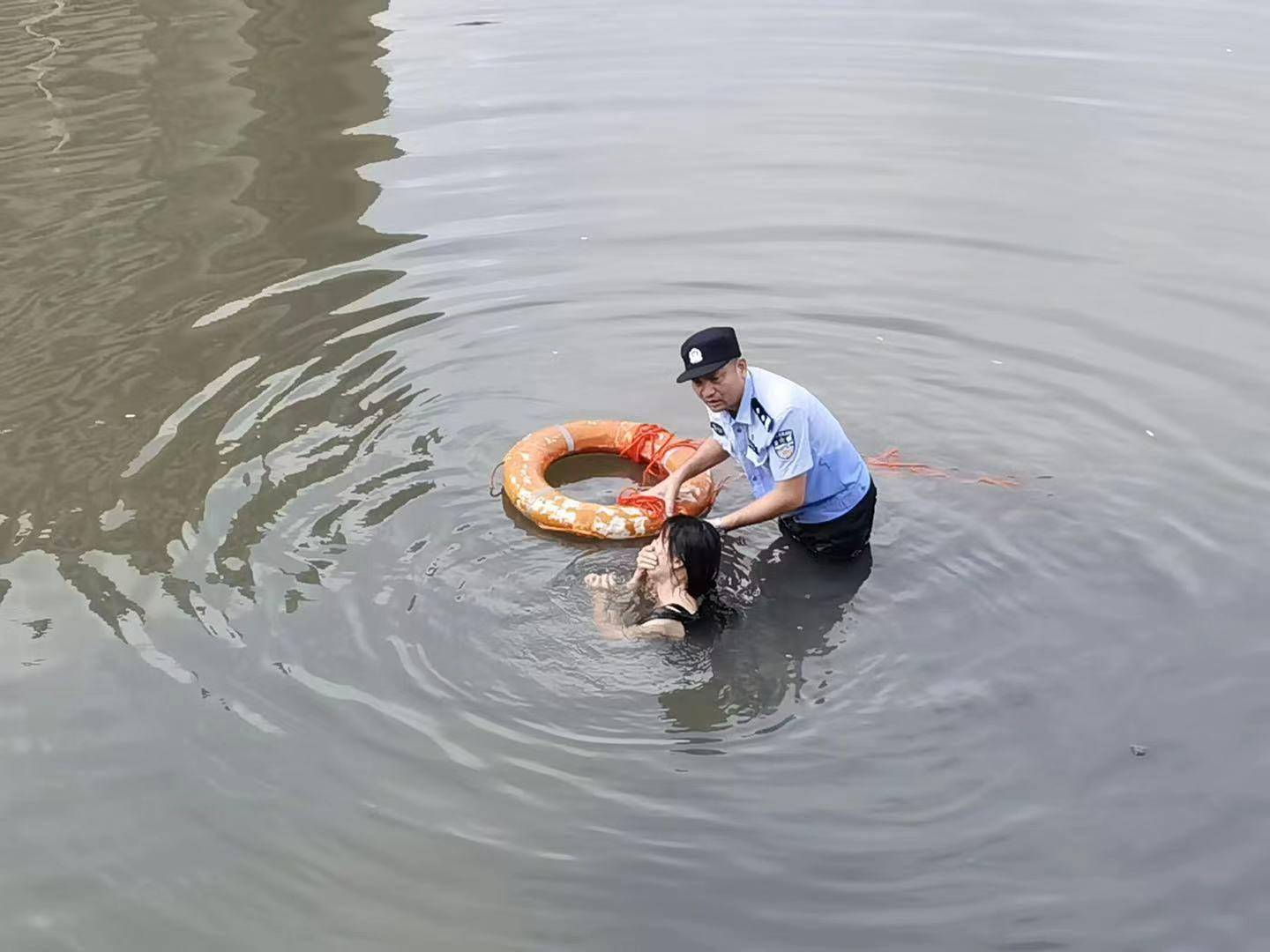 珠海一落水女子仰漂在河中,民警毫不犹豫跳水救援