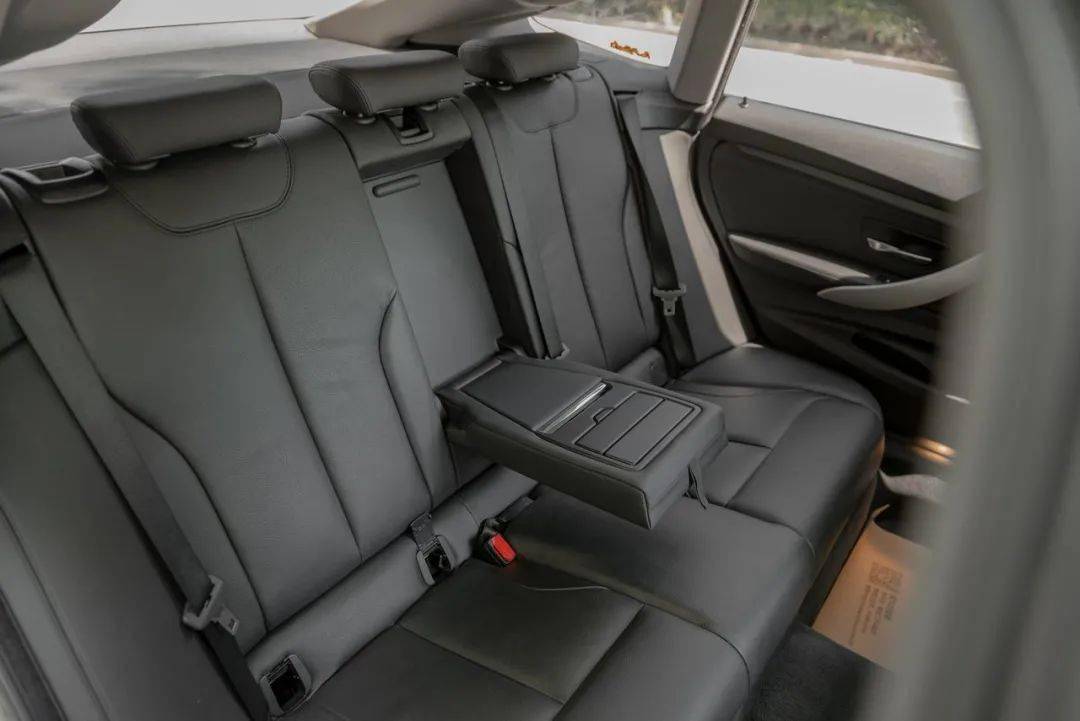 车内空间高度也比轿车版挑高了大约4~5厘米,因此后排整体的空间类似于