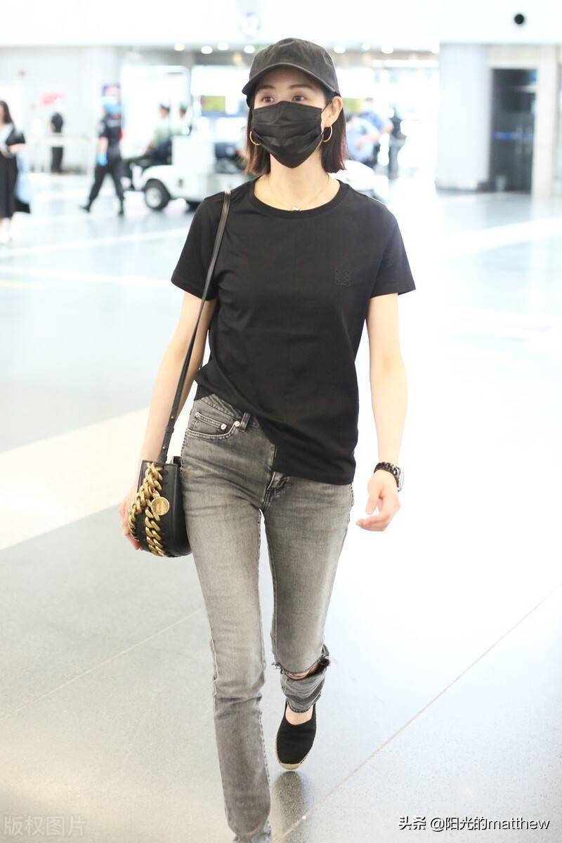张钧甯身穿纯色t恤搭配麻灰色牛仔裤简约时尚,齐肩短发端庄秀丽