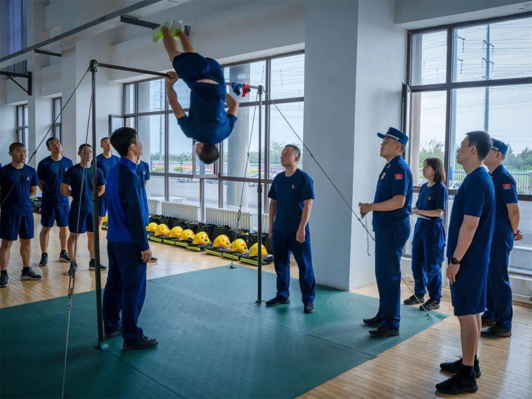 技能素质水平,及时发现优缺点,明确了下一步加强新消防员日常训练工作