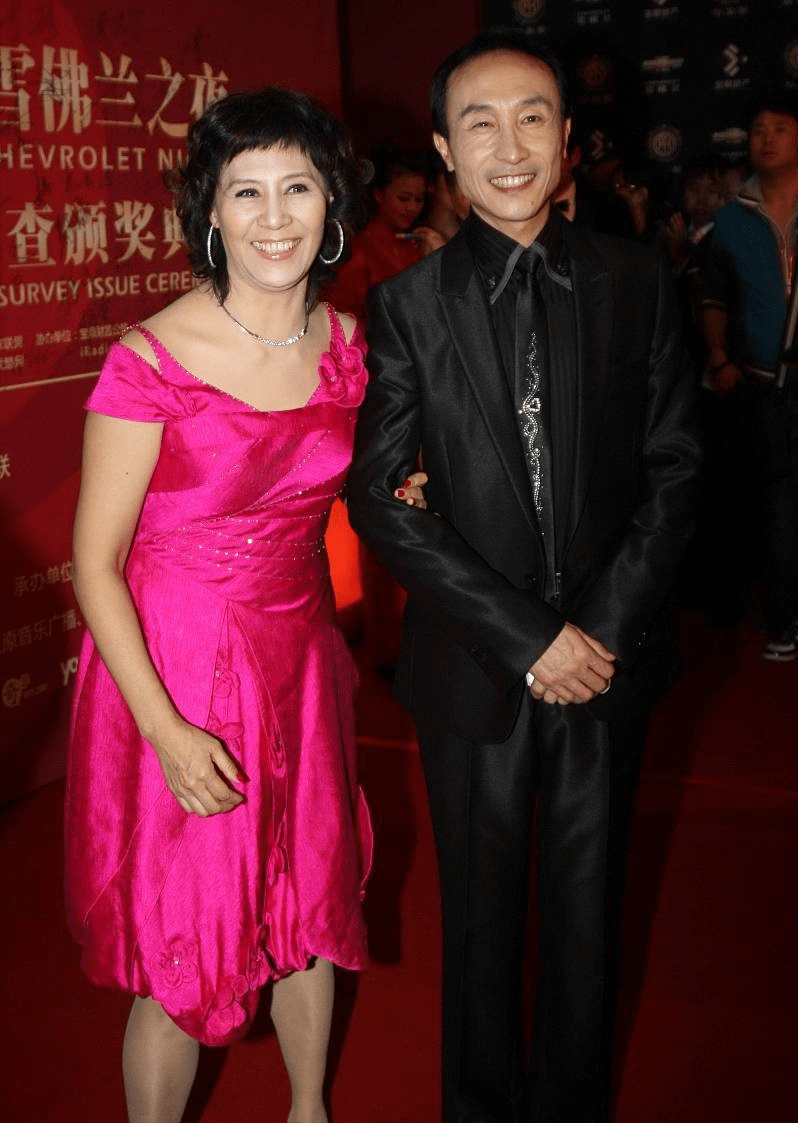 别看巩汉林和金珠是小品演员正经起来很是恩爱穿着朴素简约