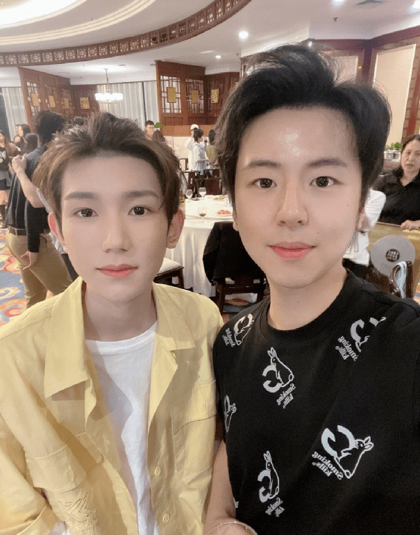 这么多人都与王源有了合照!