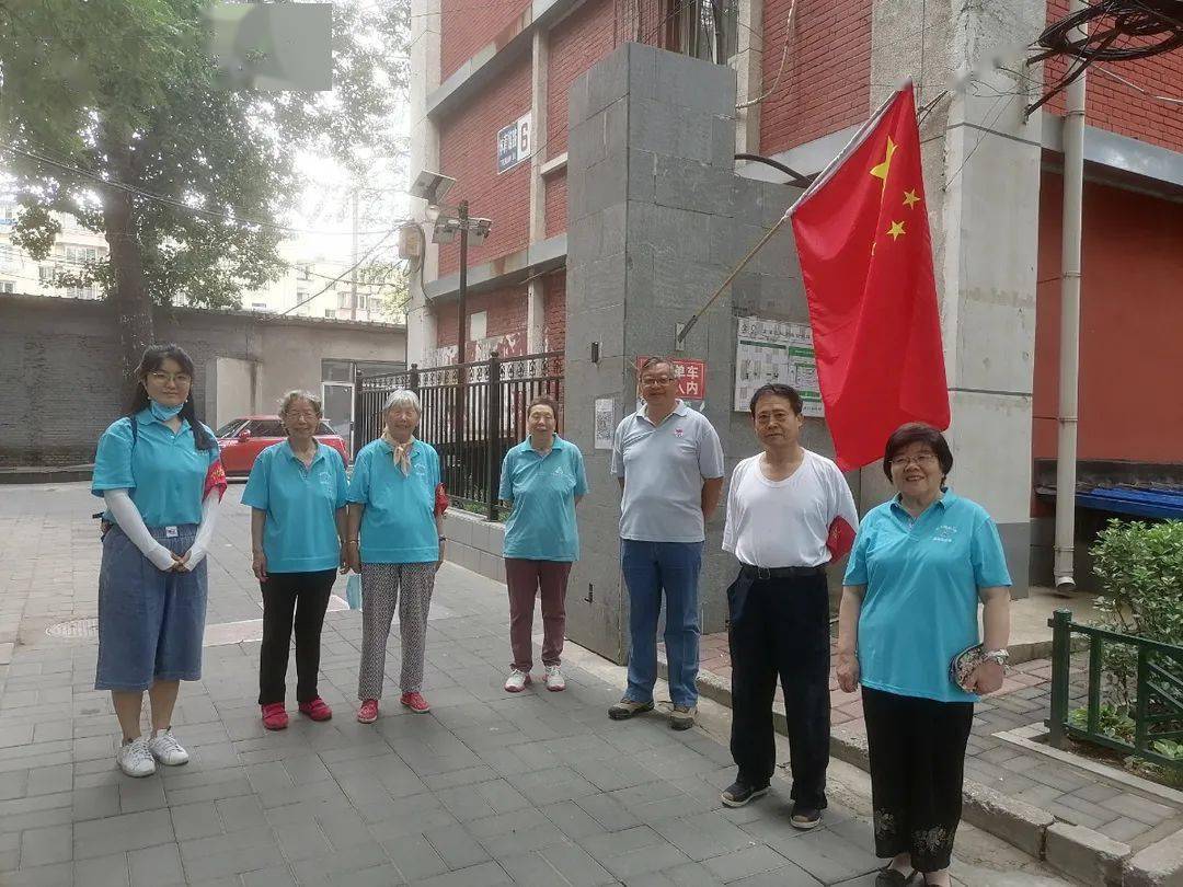 7月1日,从黑夜到清晨,地区各方志愿服务力量在各自的工作岗位上默默