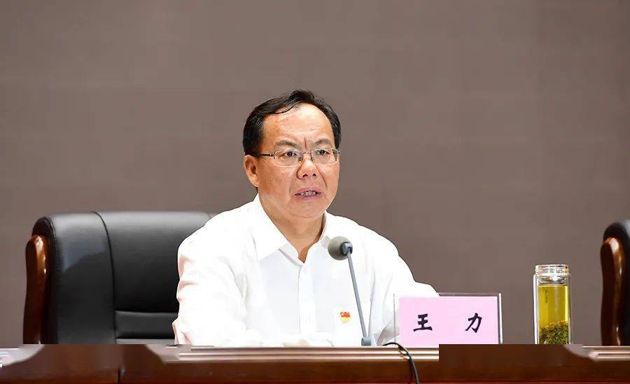 市委副书记,代市长江华主持开班式.