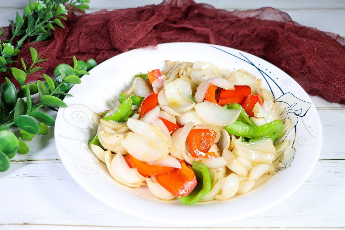 炒百合时,下锅前多做一步,百合鲜嫩爽口,洁白如玉不变黑色