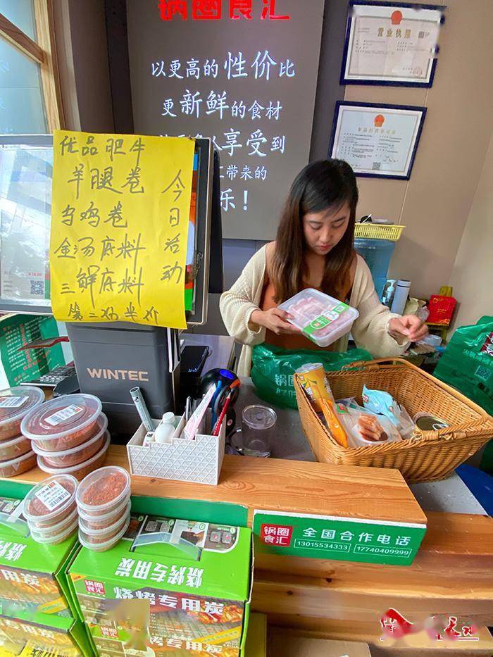 在秦州区红山路经营一家火锅食材超市的店主刘亮表示,他前年年底开始