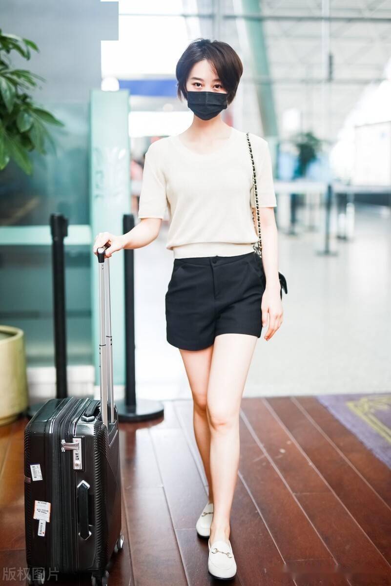 街拍蓝盈莹米色针织短袖黑色超短裤乐福鞋优雅干练