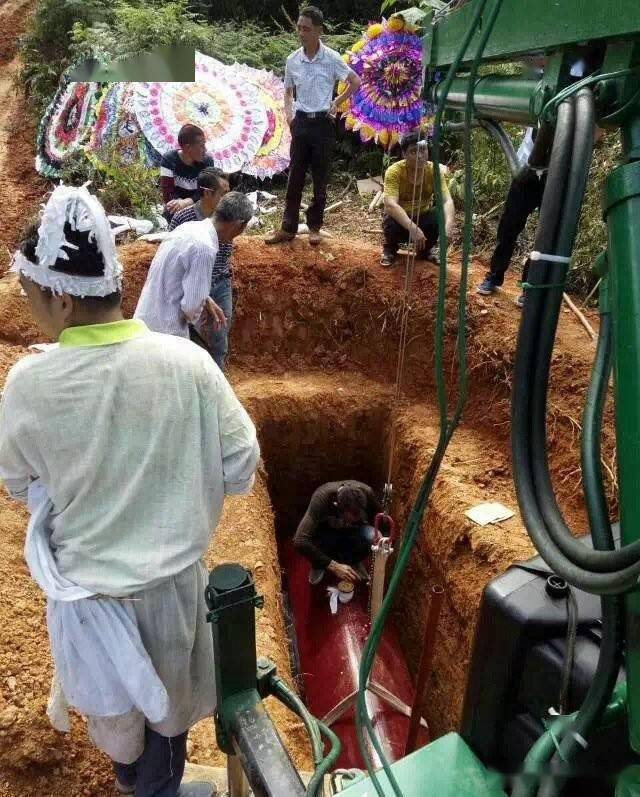 农村的传统习俗下坑必须哭棺木要摆平长子定向口撒第一捧土