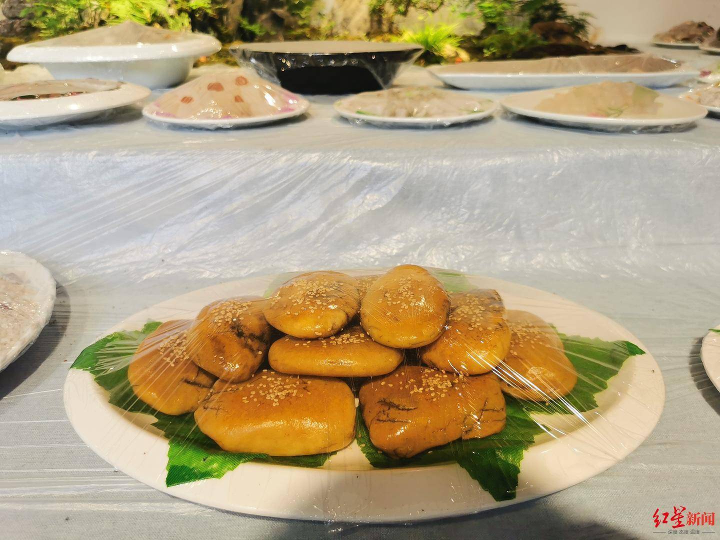 玩石狂人创作石头版"满汉全席":108道菜都是石头,9年花光数百万积蓄,