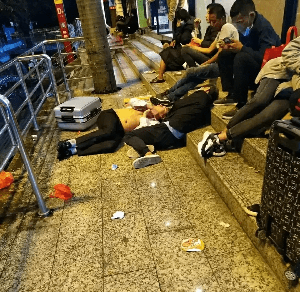 有着百万粉丝的网吧三和大神为什么还睡在烂尾楼里