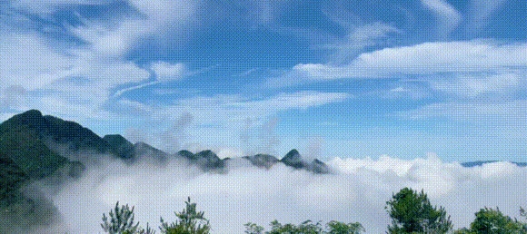 雨过天晴看那蓝得深邃的天和白得耀眼的云像极了宫崎骏的动漫里才有的