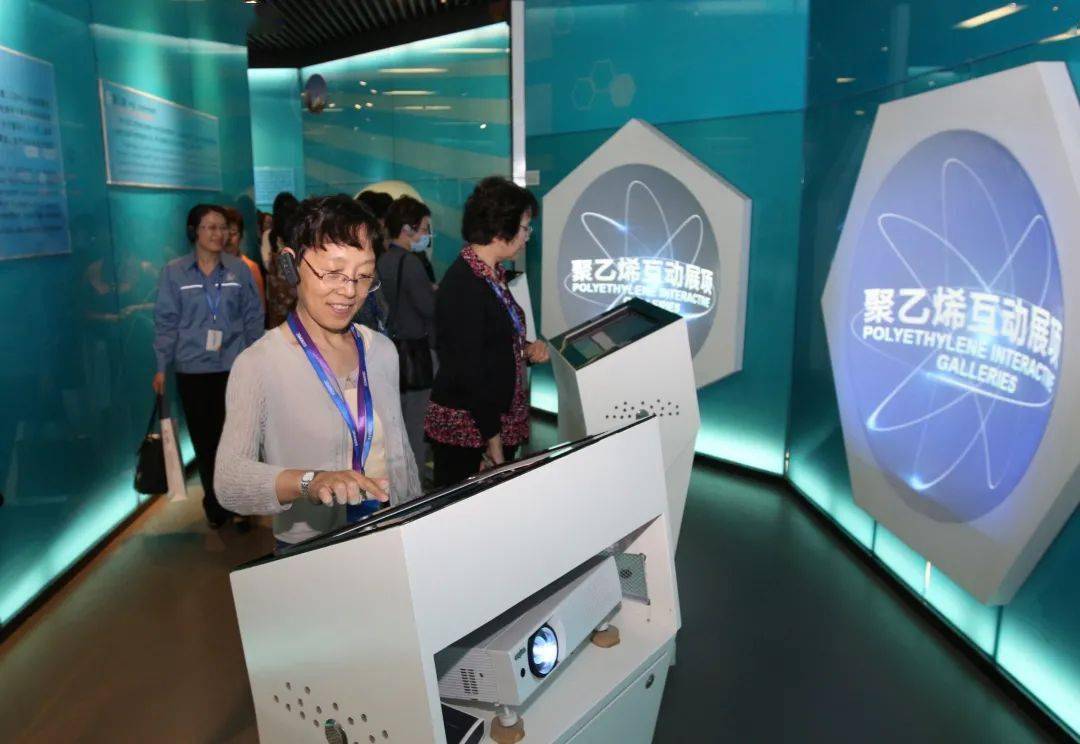 上海石化展示馆是国内首家石油化工专业展馆,大力宣传社会主义核心