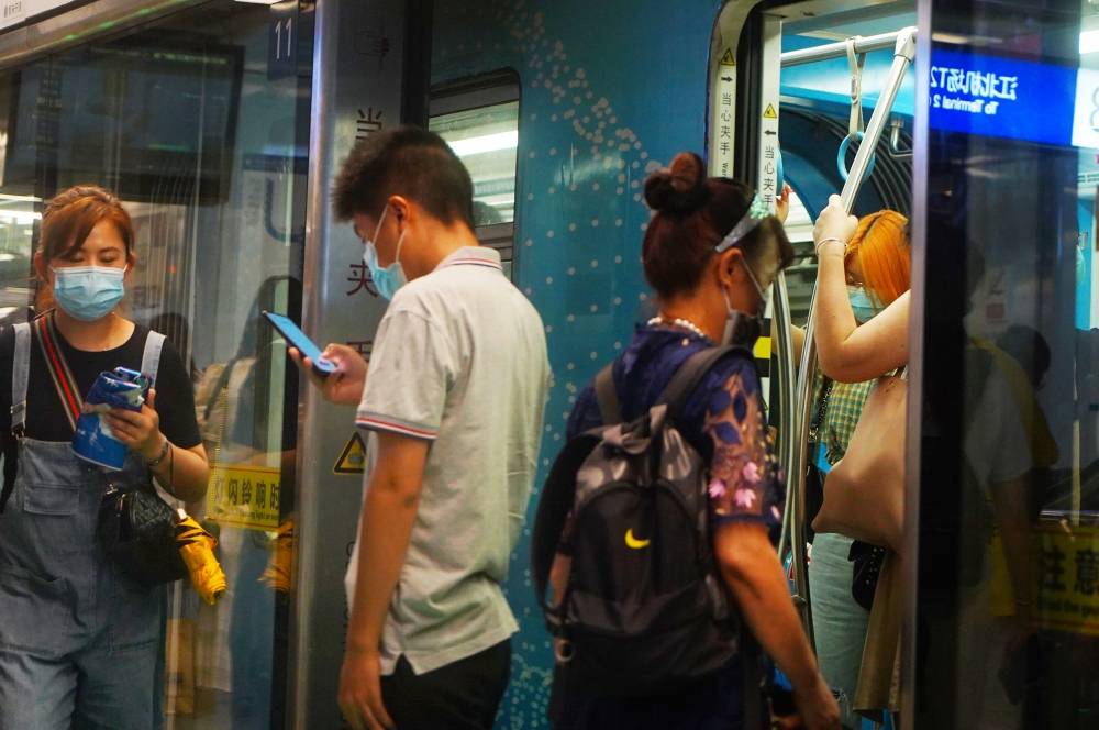 边走路边玩手机女子从台阶上滚落昏迷不醒