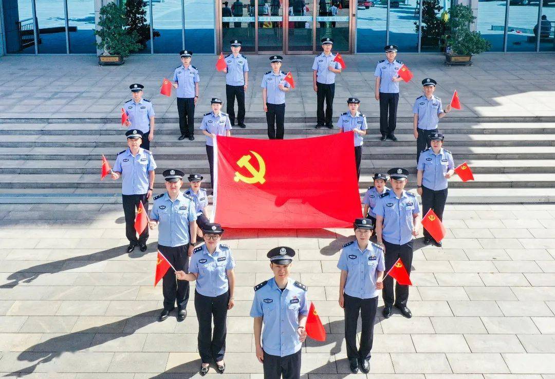 他们立足岗位,用镜头定格与党旗在一起的最美瞬间,以忠诚坚守保平安