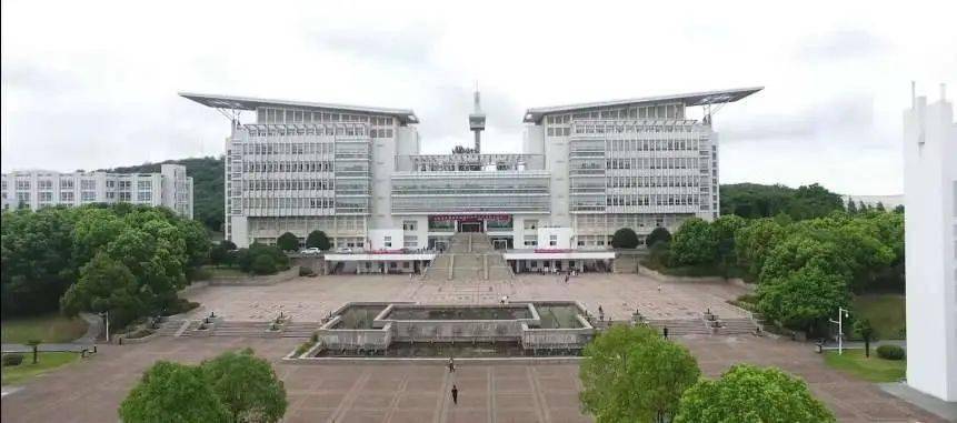 在中轴线上啦南京师范大学图书馆的中心馆一走进南京师范大学的大门