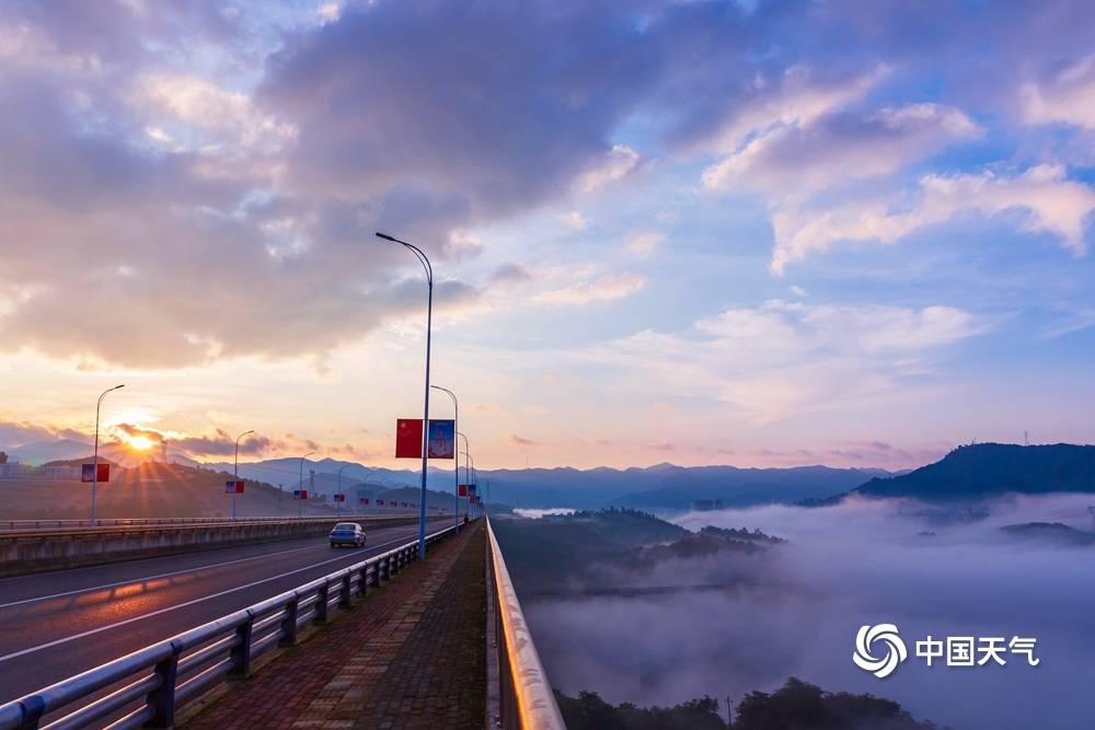贵州息烽雾气弥漫 大桥如在云端