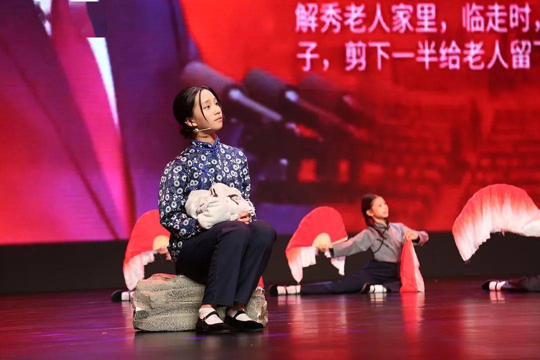 少先队员用心演绎红色戏剧小品用情表达红领巾心向党