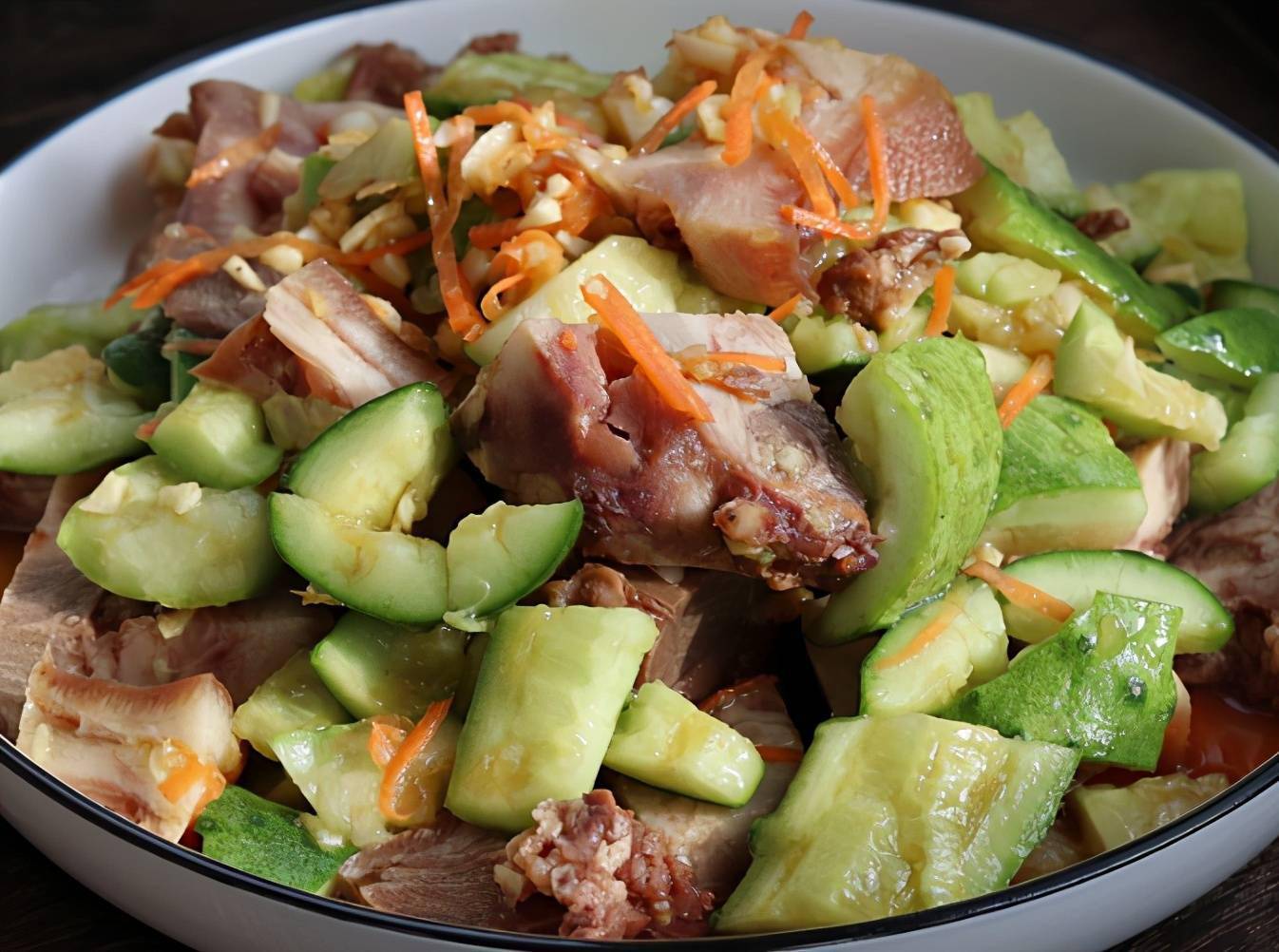 这肉30块钱一斤,简单拌一拌就上桌,爽口解馋不油腻,越吃越香