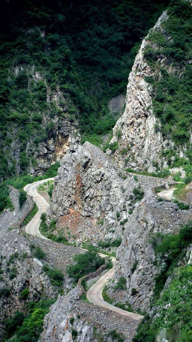 环绕在悬崖峭壁上的太行天路