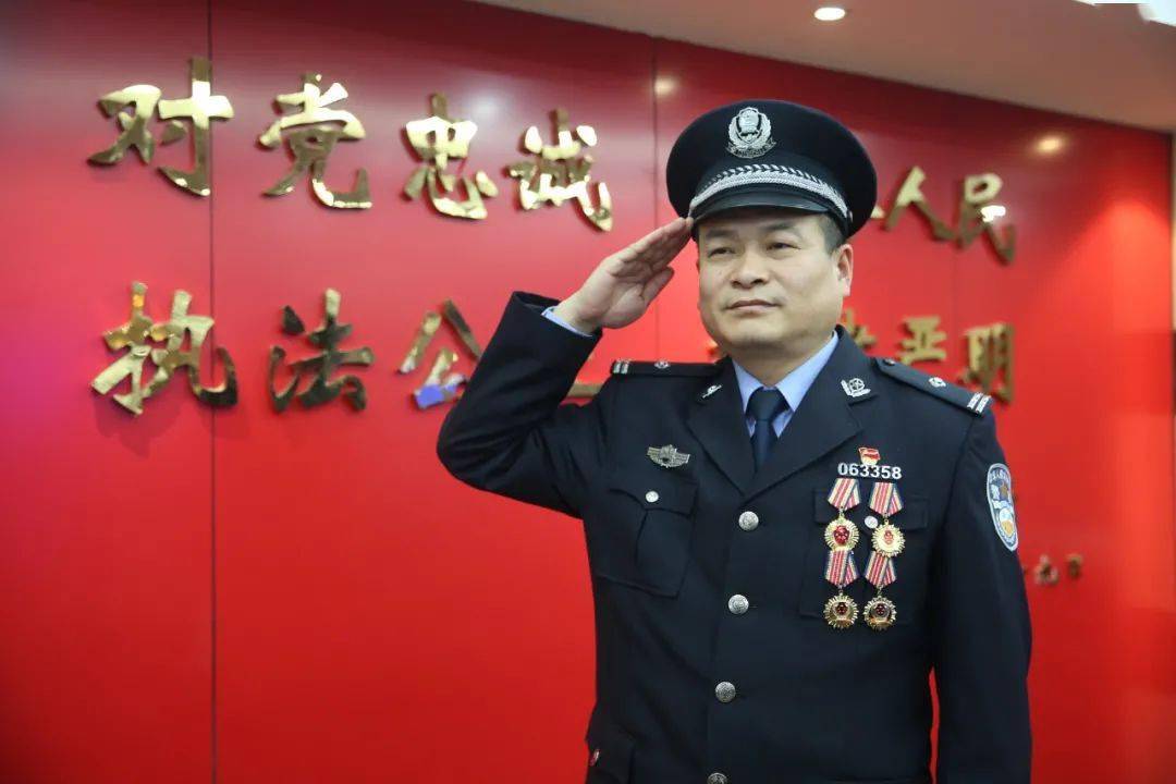 【2021荆楚警星】第六期:困难面前敢于亮剑致胜的刑侦尖兵——董杰