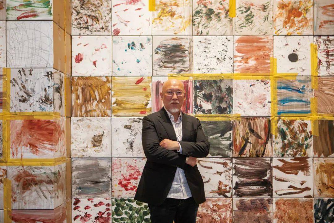 张恩利,1965年出生于东北吉林,1989年毕业于无锡轻工业大学艺术与设计