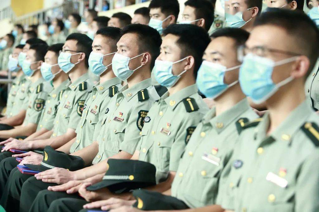 副校长凌仕明宣读《公布2021届本科学员学士学位授予名单的决定》