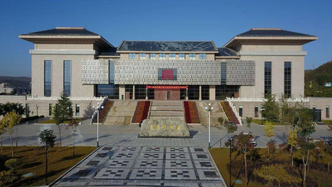 彭阳县博物馆位于县城以北悦龙新区,是一座集文物收藏,展览,研究为