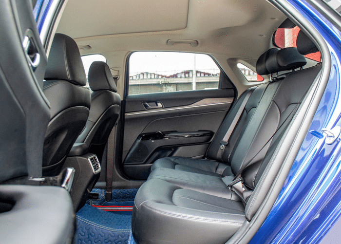 240马力配8at变速箱还有大空间油耗68l带你看起亚k5凯酷