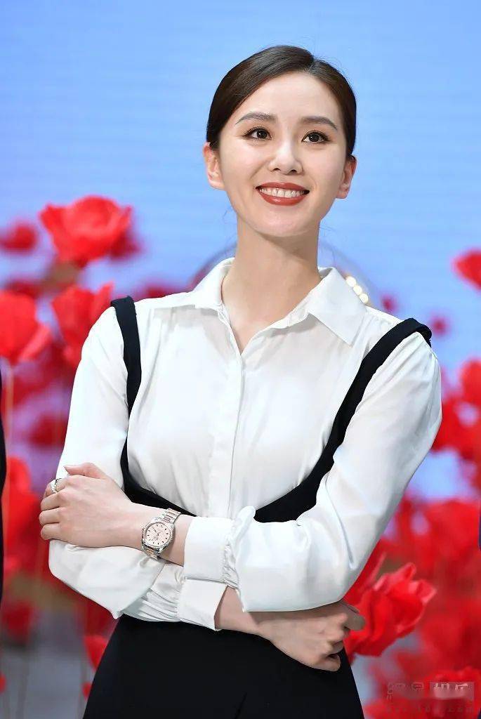 刘诗诗歪头赏花露大笑 穿白衬衫气质不俗