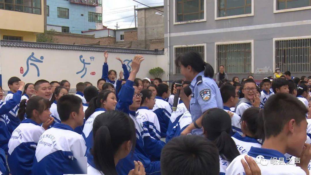在城关初级中学操场上,交警大队宣传员结合学生实际情况,用寓教于乐