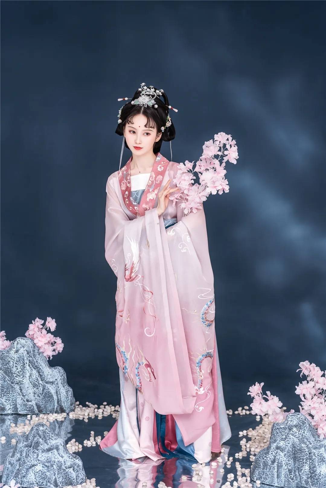 成都|国潮人·新时裳 | 走近“钟灵记”:数百万粉丝的成都本土品牌 推崇古典空灵之美