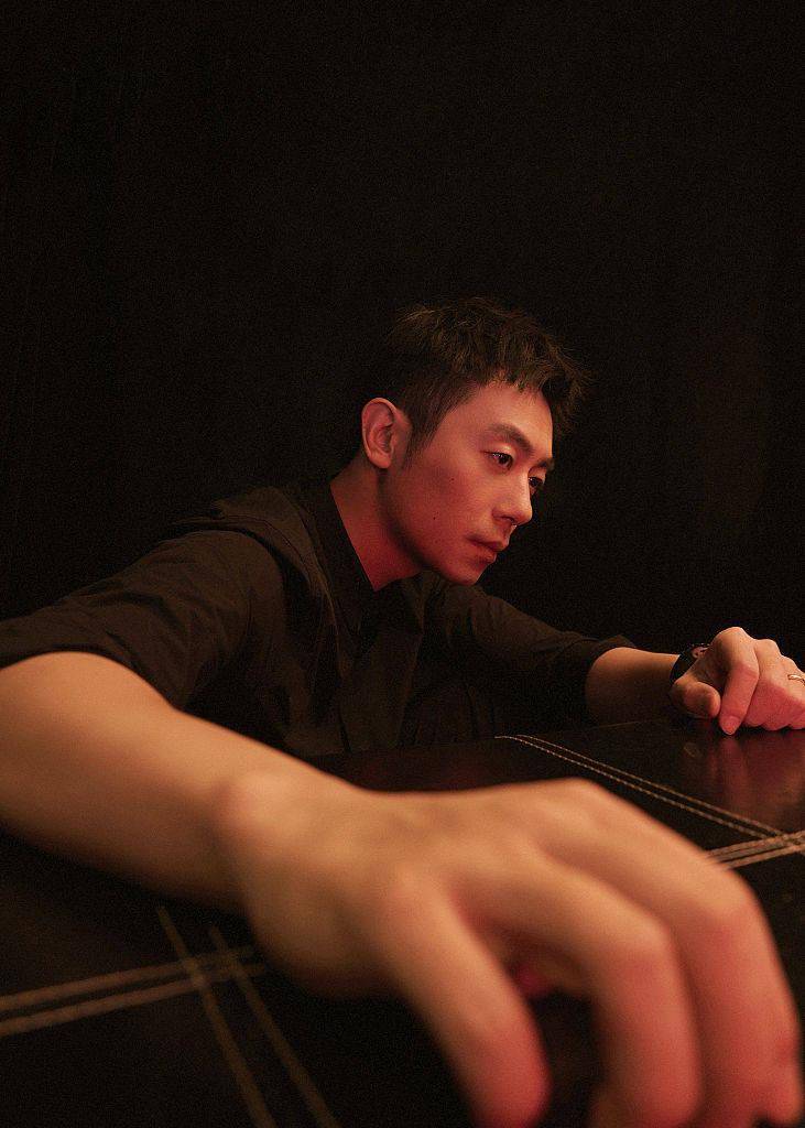 朱亚文侧颜优越.返回搜狐,查看更多