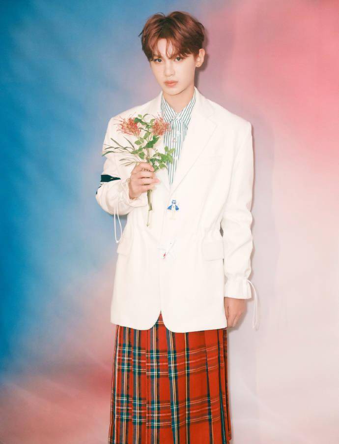 黄明昊红发雀斑妆 苏格兰红裙造型公开 世界第一甜美公主殿下驾到!