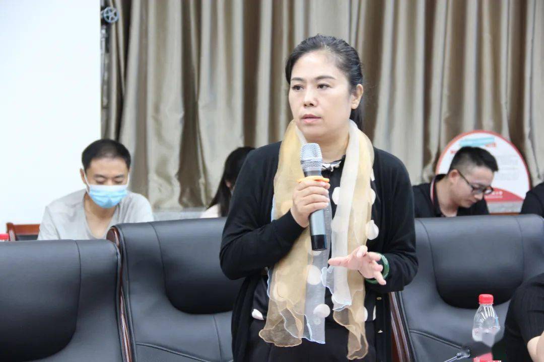 保定市教育局李明根处长,代表市教育局对万玉霞校长的到来表示感谢,向