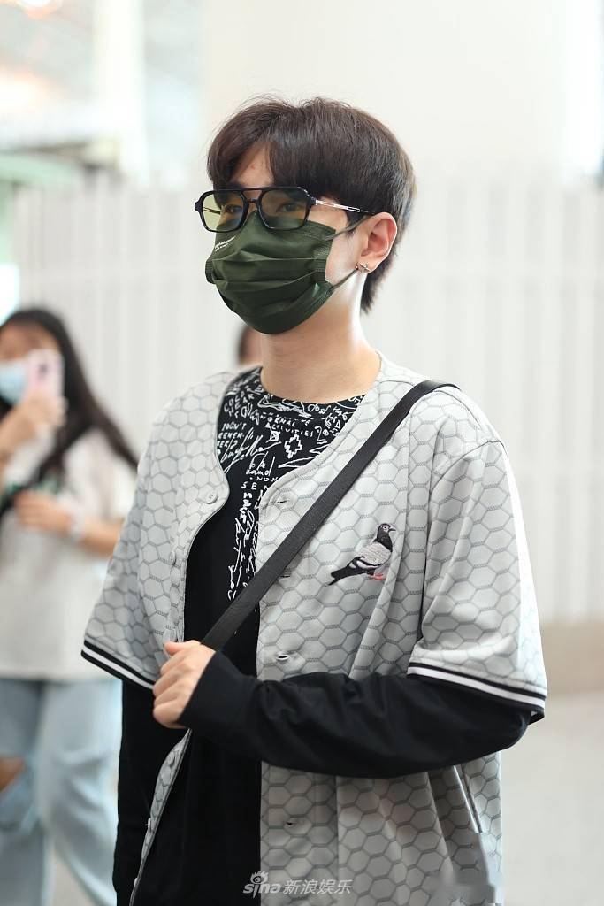 汪苏泷斜挎包配休闲装出行 中分发型摩登可爱少年感十足_北京机场