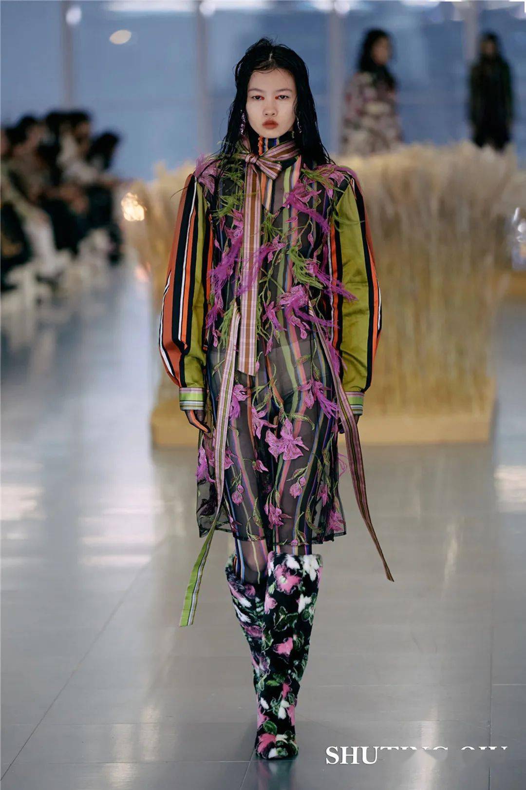 秀场上持酷行凶大片里可盐可甜说她呢