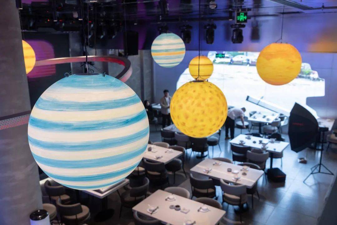 位于加州阳光的星啤精酿啤酒餐厅,一进入店内,即刻有种逃离地球的畅