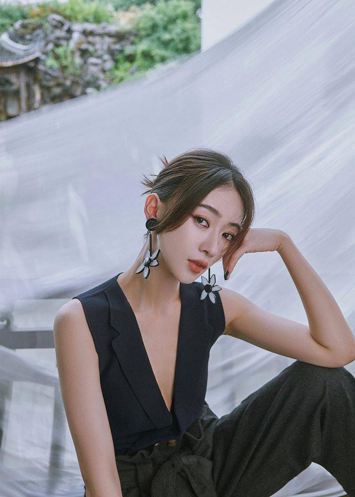 吴谨言雨后园林大片化身金陵美人 黑色系穿搭尽显侠气