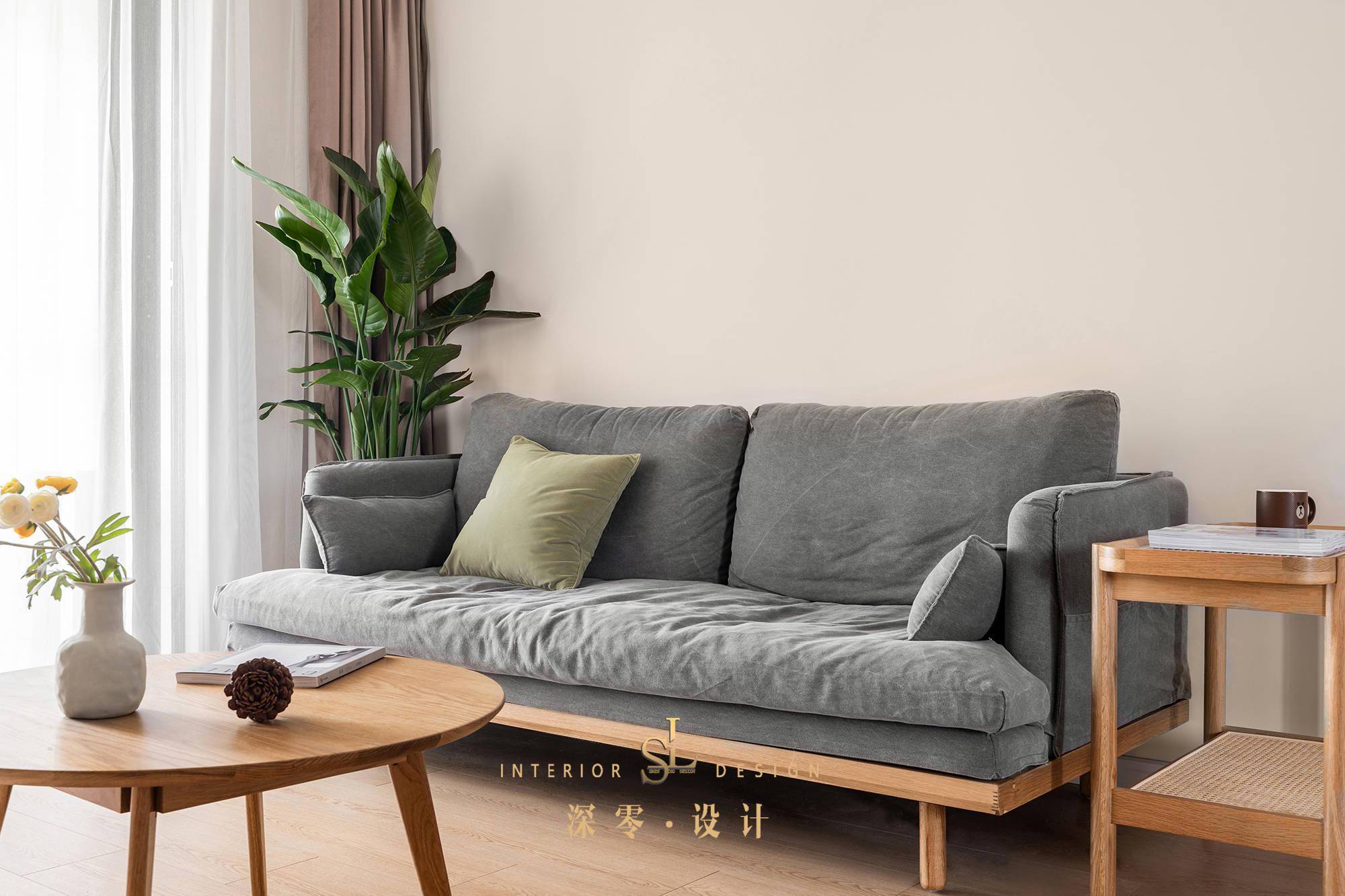 沙发背景墙选择了与原木近似的色彩(立邦:nn0137