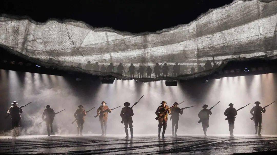 舞台剧《战马》于2007年首登英国国家剧院时引起巨大反响,并于2011年