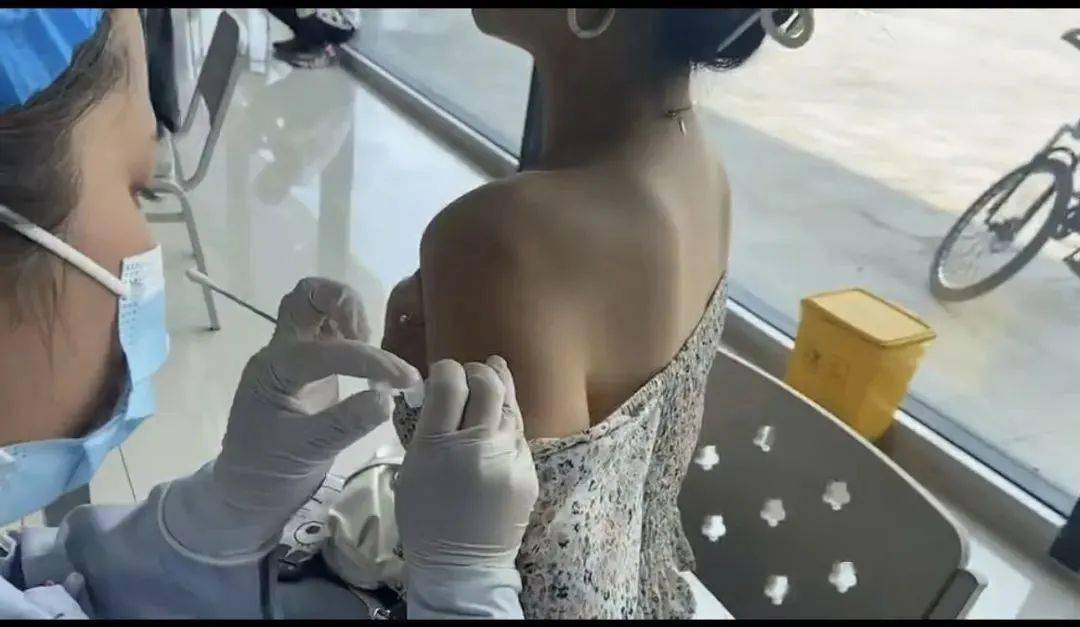打疫苗脱内衣成新潮流秀出了谁的下限