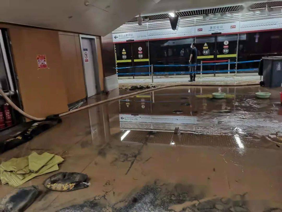 河南暴雨地铁图片