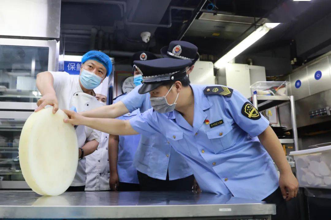 东城区市场监管局开展夏季食品安全专项检查