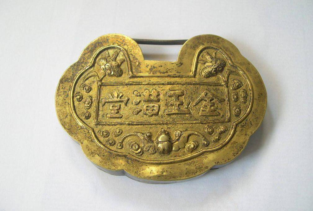 金锁下面还会佩戴古代铜币,吉祥字符或响铃.