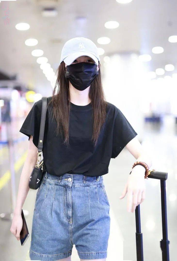 高定|壹周潮话题 | 杨幂的街拍风格变了？(剪刀手没变)