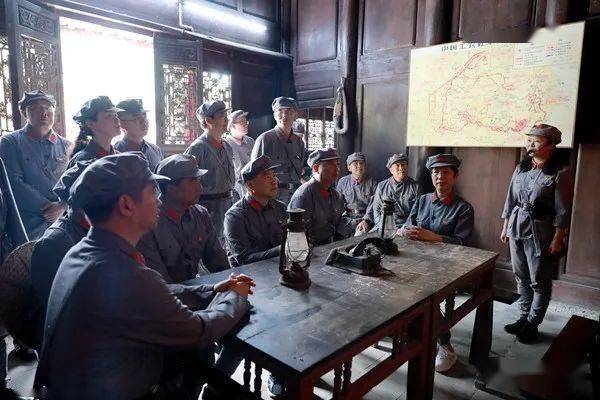 前往花房子中央政治局常委会议室列队准备出发