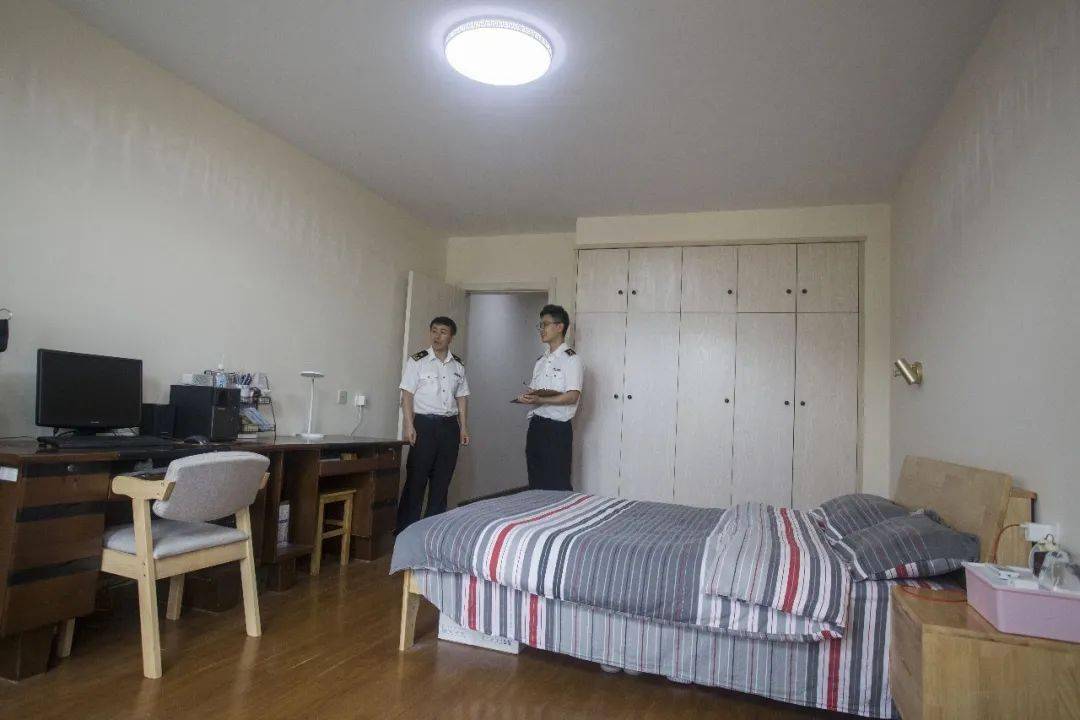 驻岛人员工作日晚上都住在集体宿舍,因此宿舍卫生情况就成了检查内容