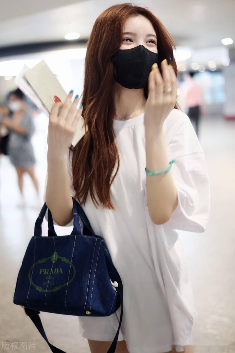 街拍:戴燕妮宽松白tee 白色短裤 骑士靴 prada包袋休闲时尚