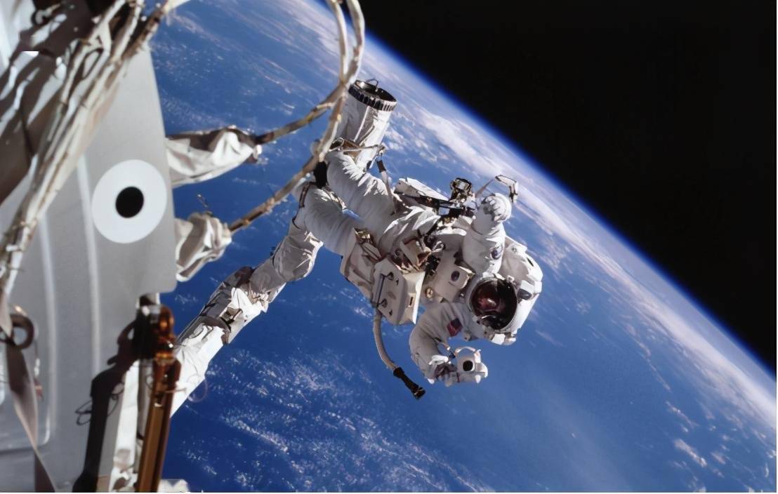 宇航员不小心掉进太空他该如何自救这个方法或能保命